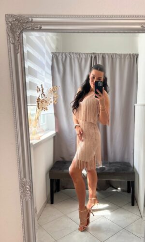 Nille nude alakformáló rojtokkal diszitett ruha
