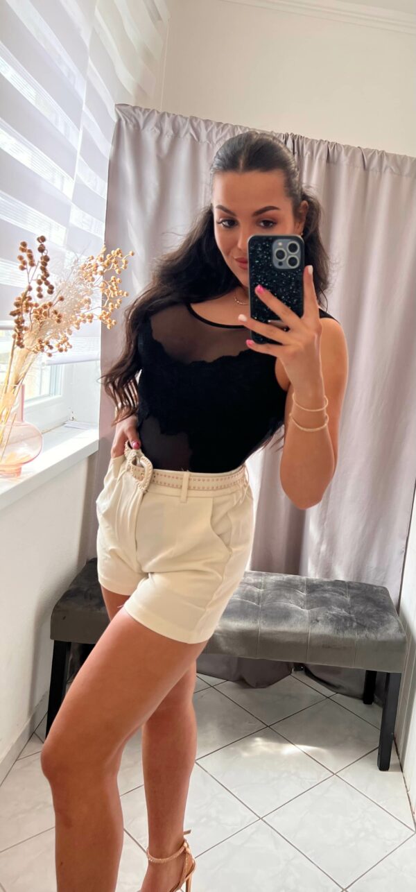 Lili szegecses övvel diszitett nude rövidnadrág - Image 2