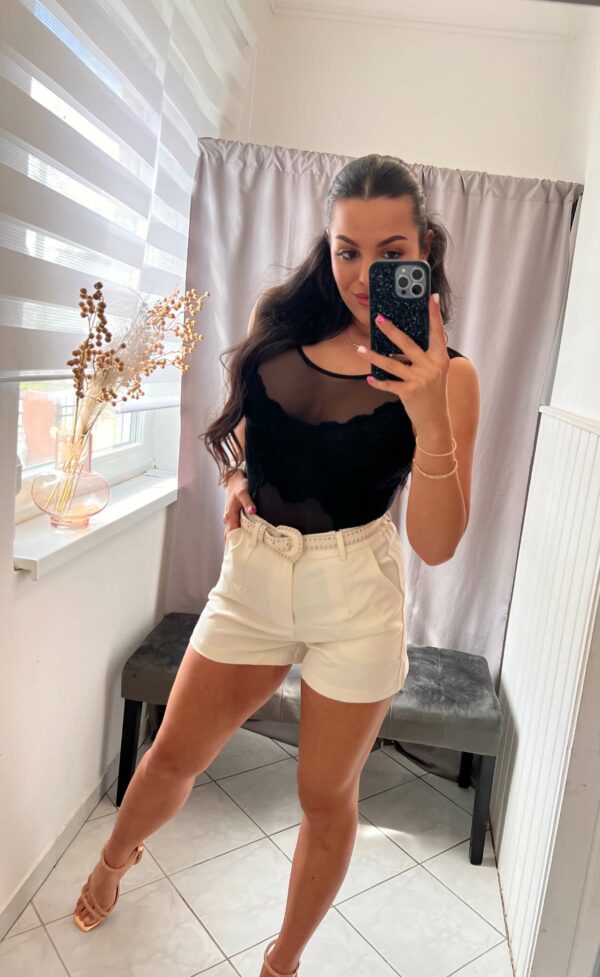 Lili szegecses övvel diszitett nude rövidnadrág - Image 3