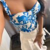 Flor vállán fodros kék-fehér mintás body - Image 2