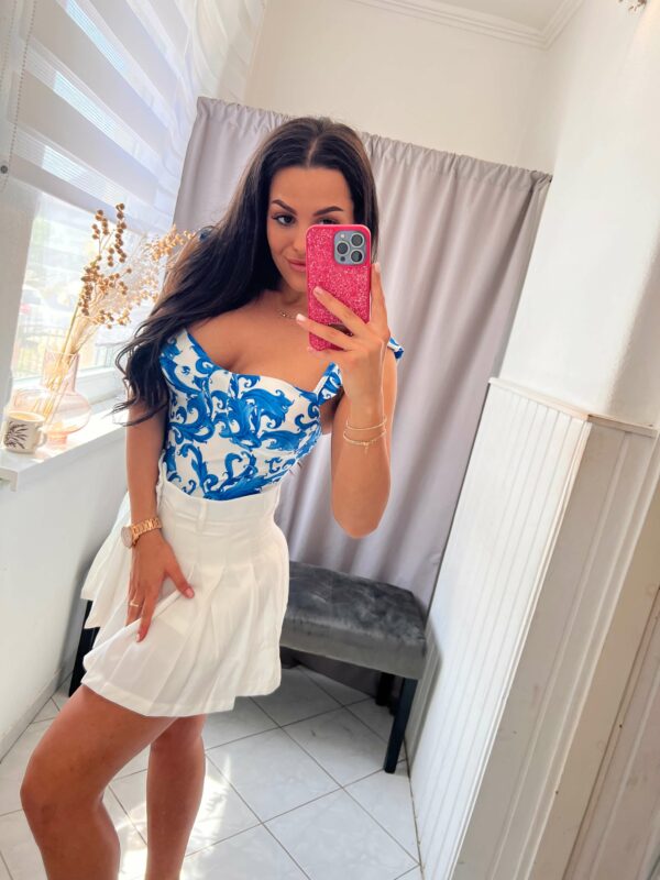 Flor vállán fodros kék-fehér mintás body - Image 3