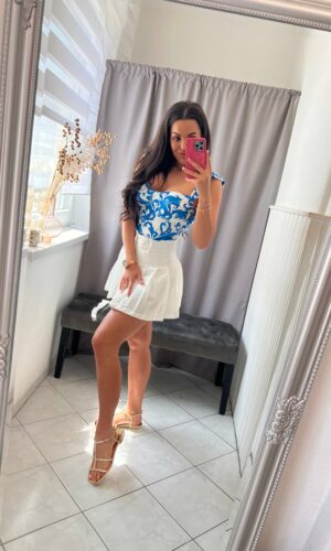 Flor vállán fodros kék-fehér mintás body