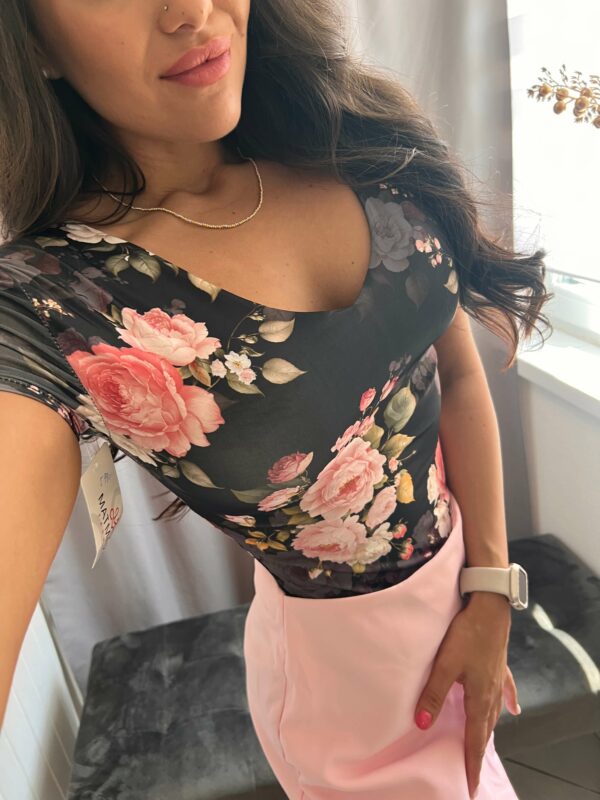 Flon fekete alapon virág mintás body - Image 4