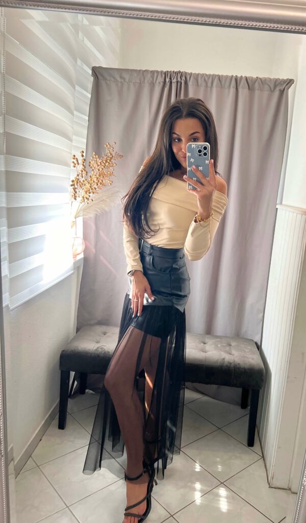 Otilia ejtett vállú bézs felső