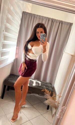 Kelli nyitott arany kapcsos fehér body