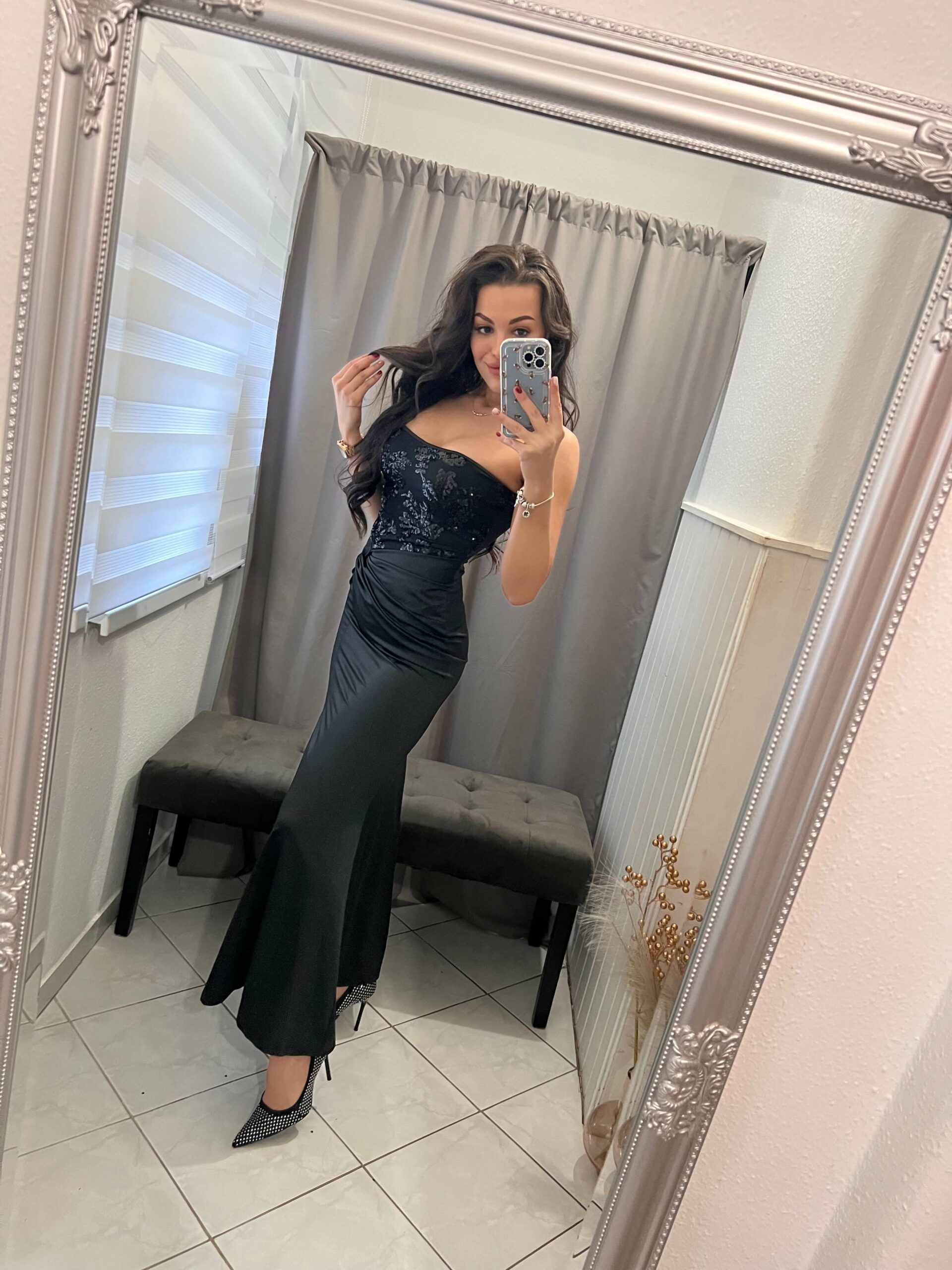 Jelli pánt nélküli flitteres fekete ruha