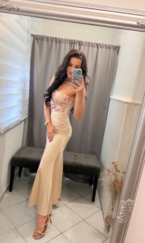 Jelli pánt nélküli flitteres bézs ruha