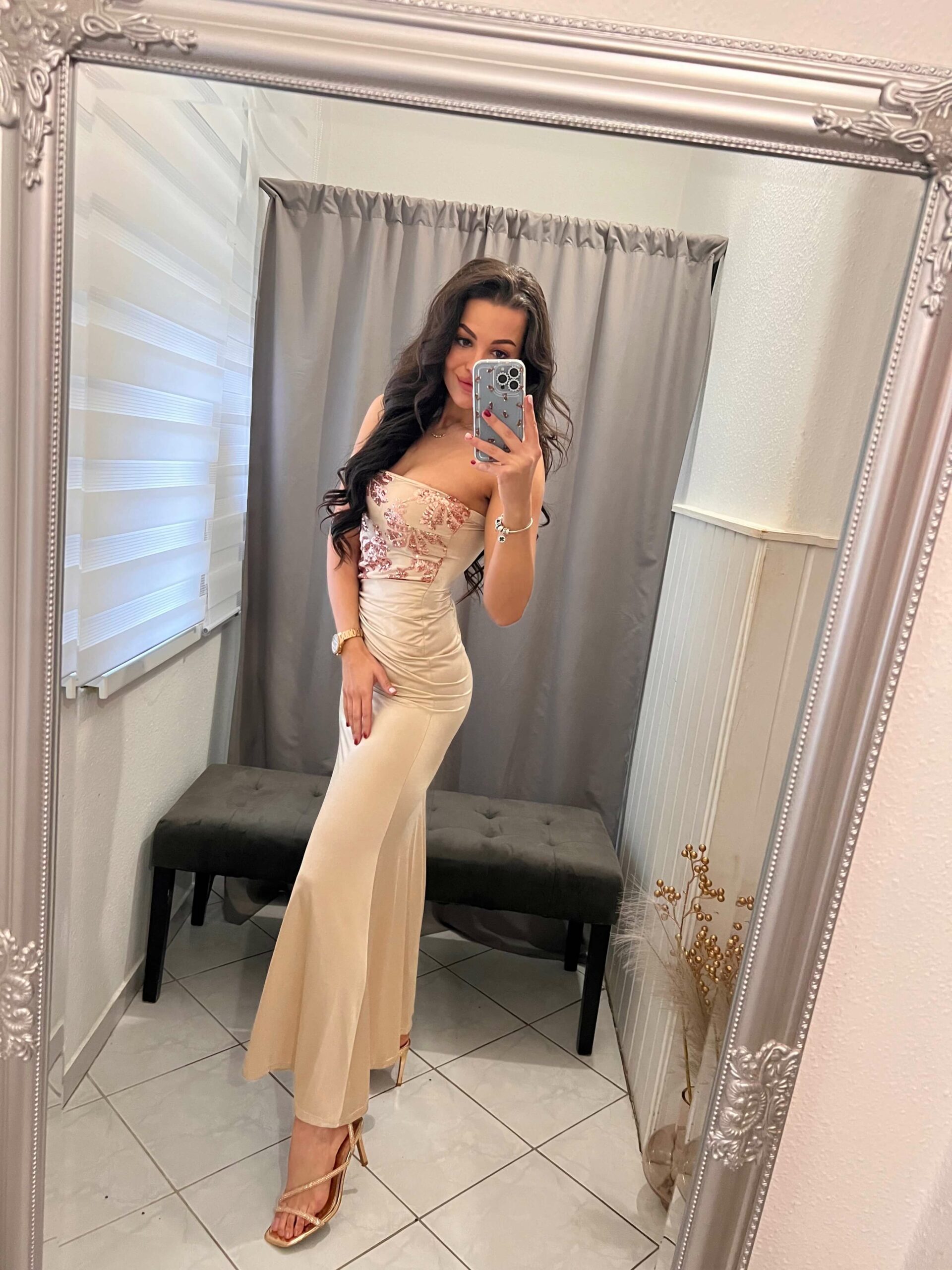 Jelli pánt nélküli flitteres bézs ruha