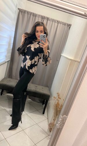 Tella tüllös virággal diszitett fekete felső