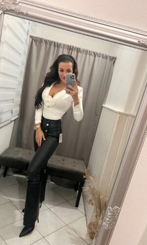 Kolli húzott fehér body virág diszitéssel