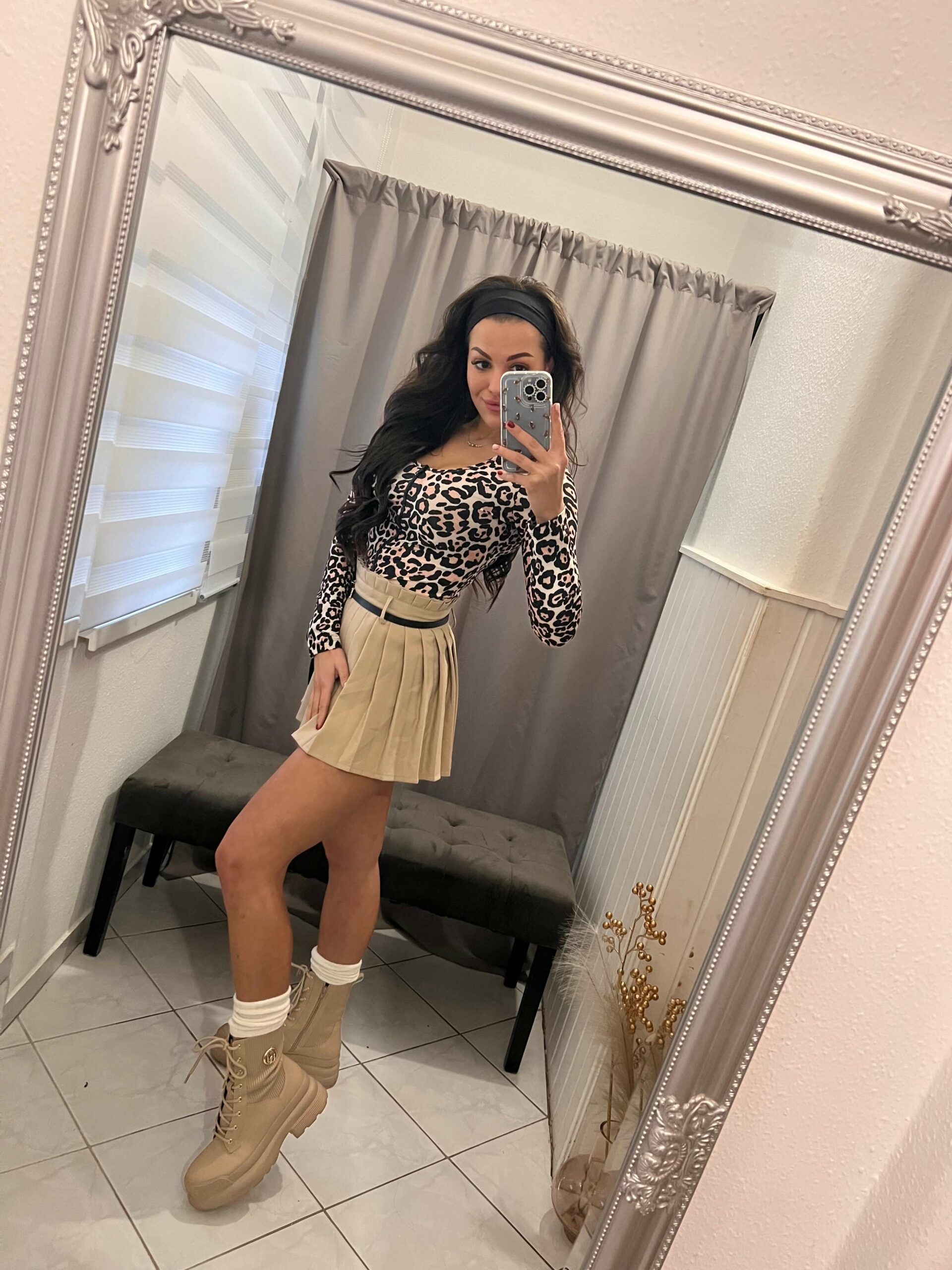 Bess fodros bézs szoknya nadrág övvel