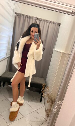 Weli szőrmés derekán kötős világos bézs kabát