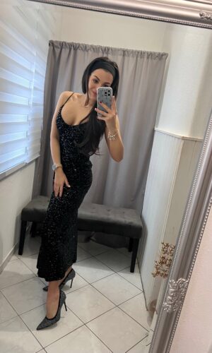 Denna fekete flitteres nyitott ruha