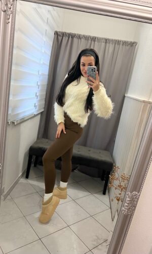 Lili bézs pulóver szőrmés diszitéssel