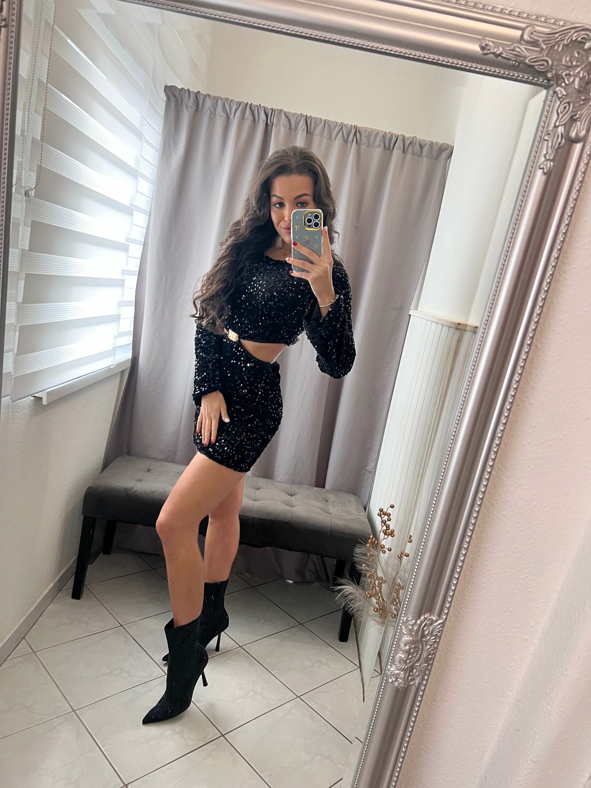 Neka oldalt nyitott fekete flitteres ruha