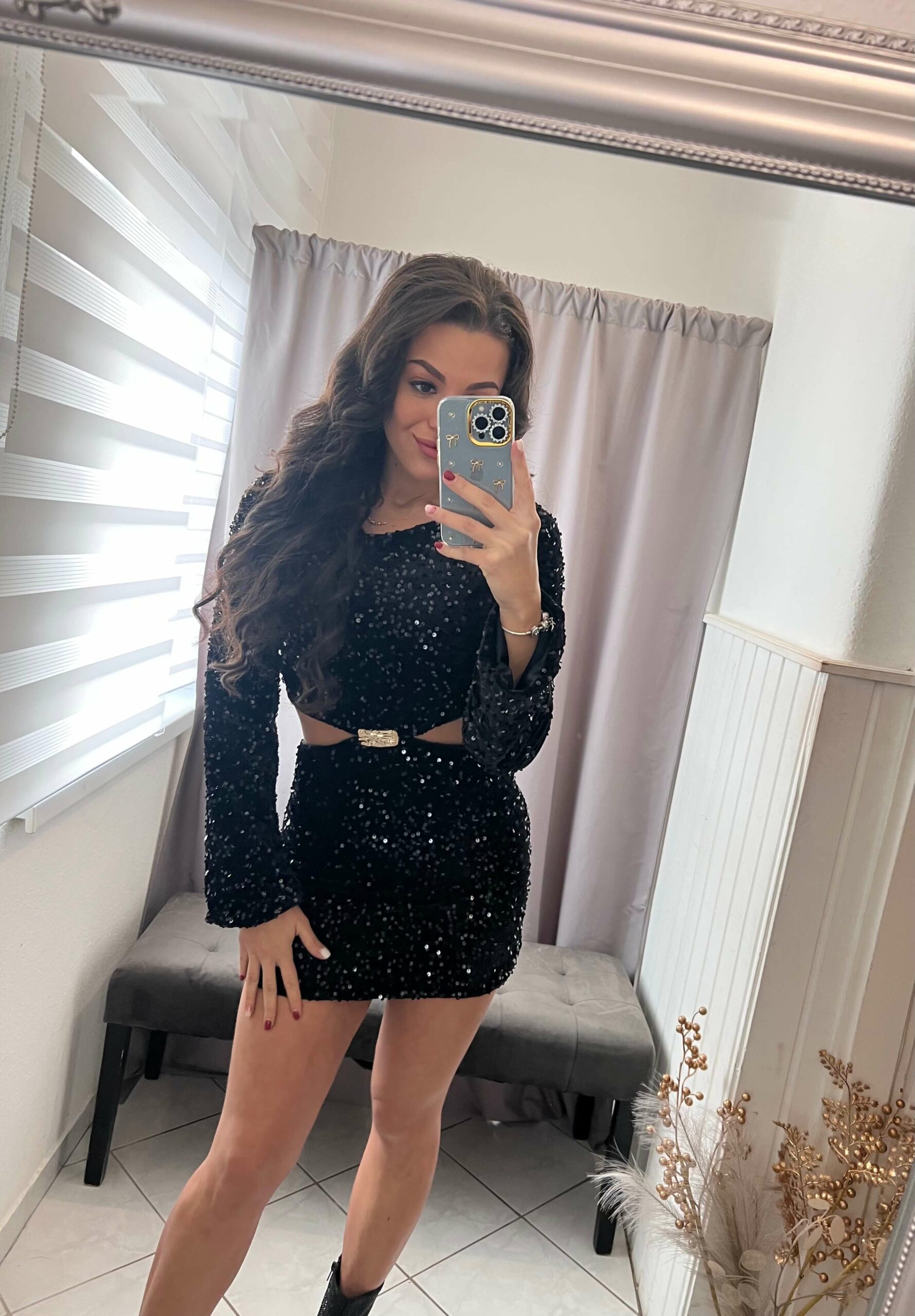 Neka oldalt nyitott fekete flitteres ruha - Image 4