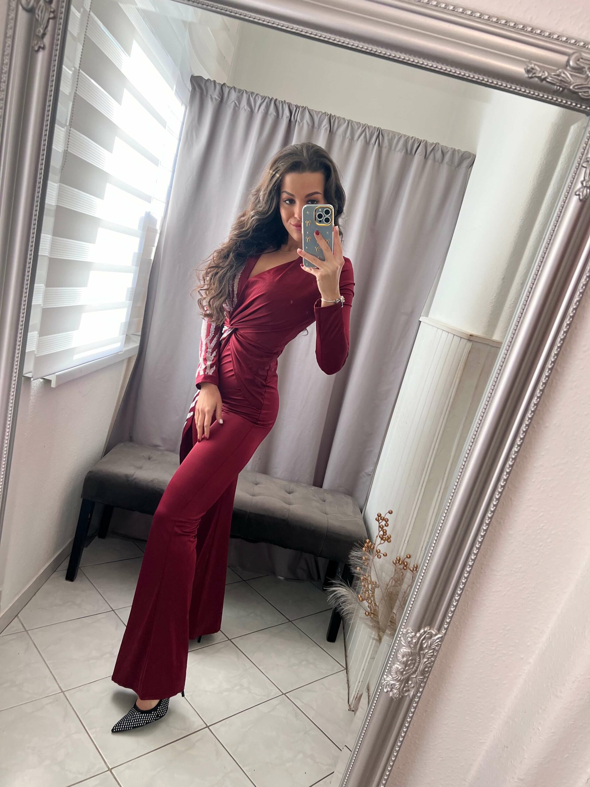 Fella burgundi ezüst kövezett overál