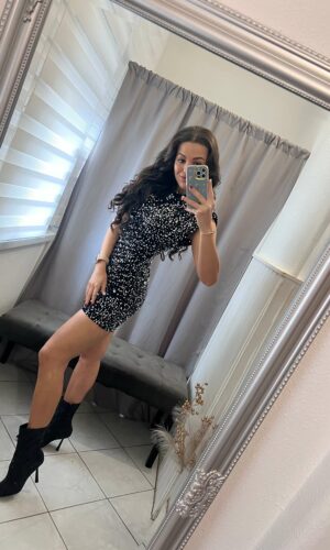 Silen ujjatlan húzott fekete flitteres ruha