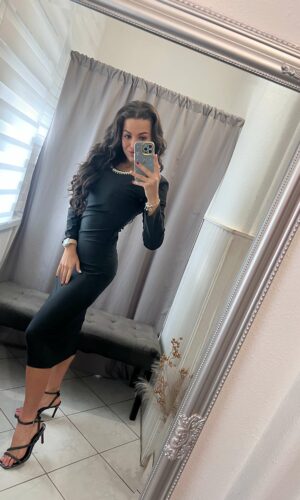 Kera oldalt nyitott gyöngyös fekete ruha