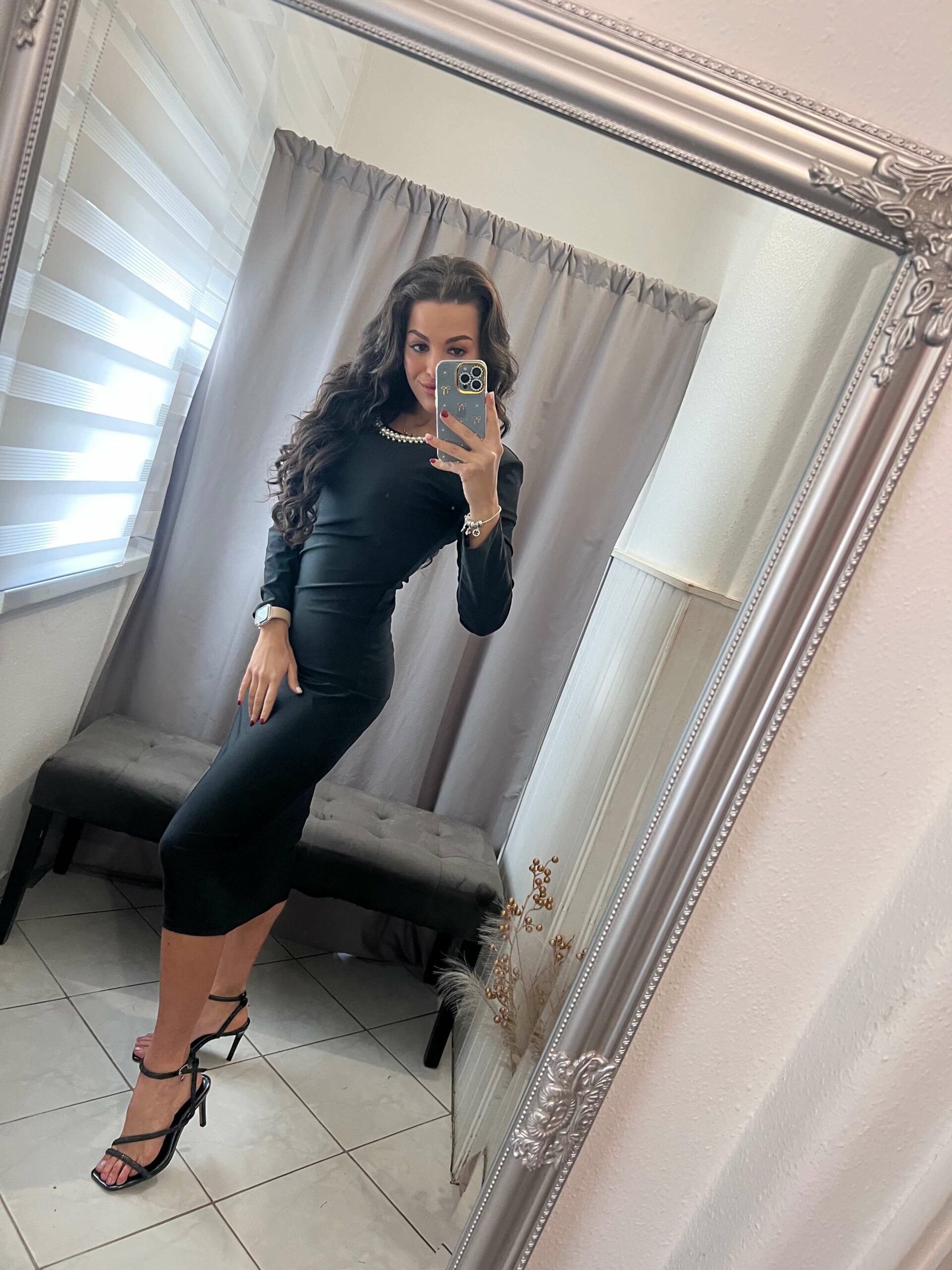 Kera oldalt nyitott gyöngyös fekete ruha