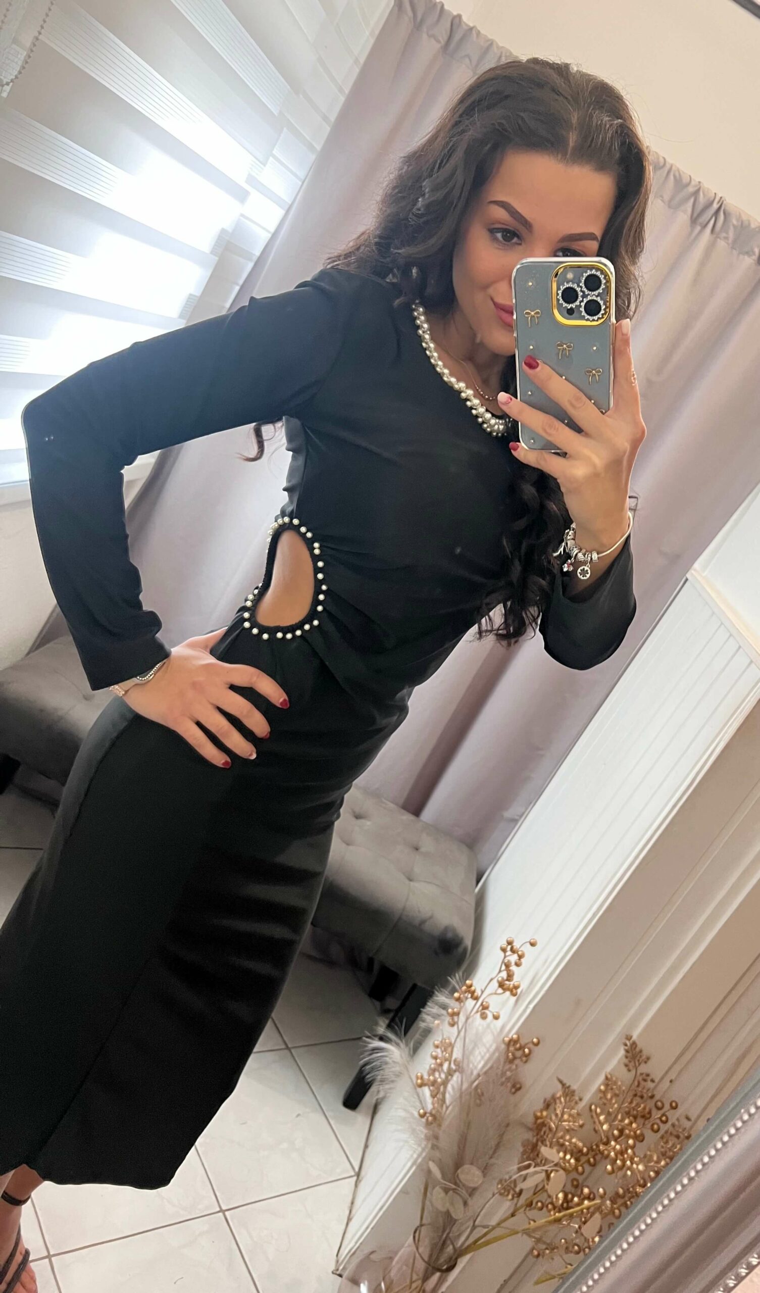 Kera oldalt nyitott gyöngyös fekete ruha - Image 3