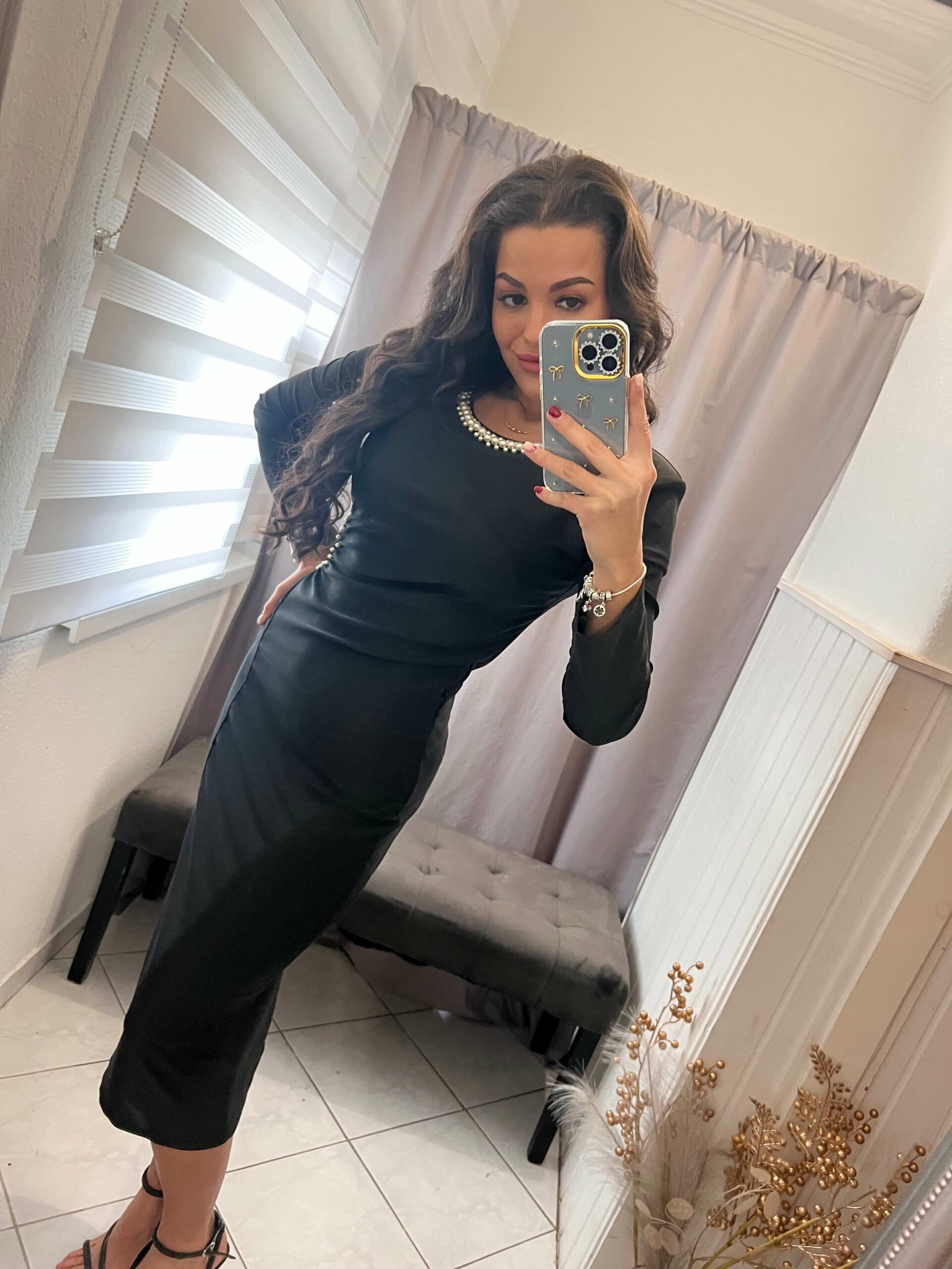 Kera oldalt nyitott gyöngyös fekete ruha - Image 5