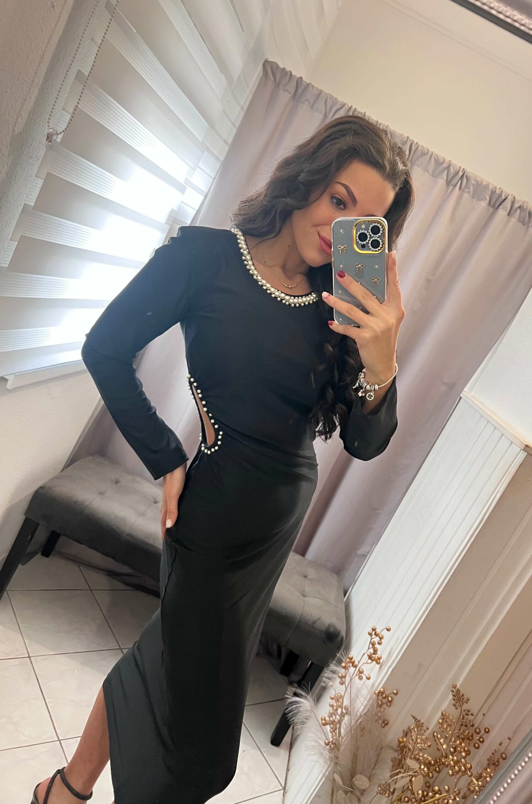 Kera oldalt nyitott gyöngyös fekete ruha - Image 4