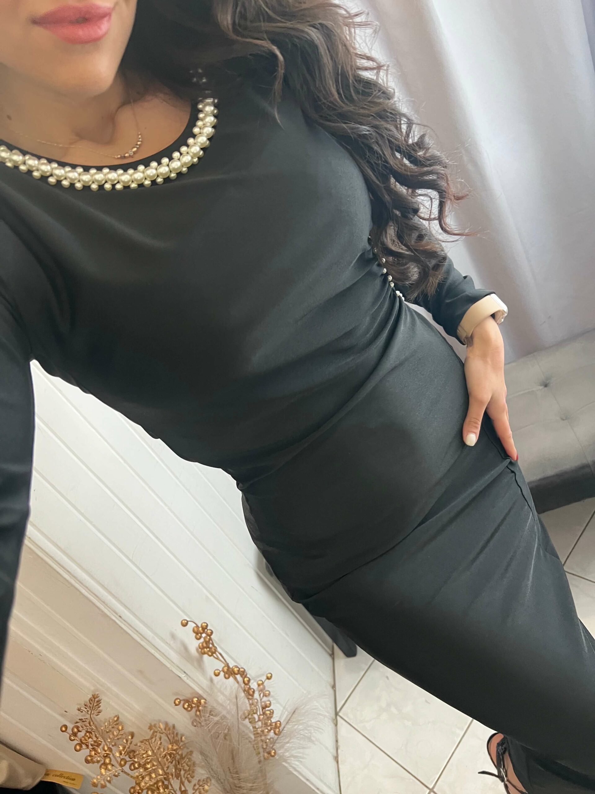 Kera oldalt nyitott gyöngyös fekete ruha - Image 6