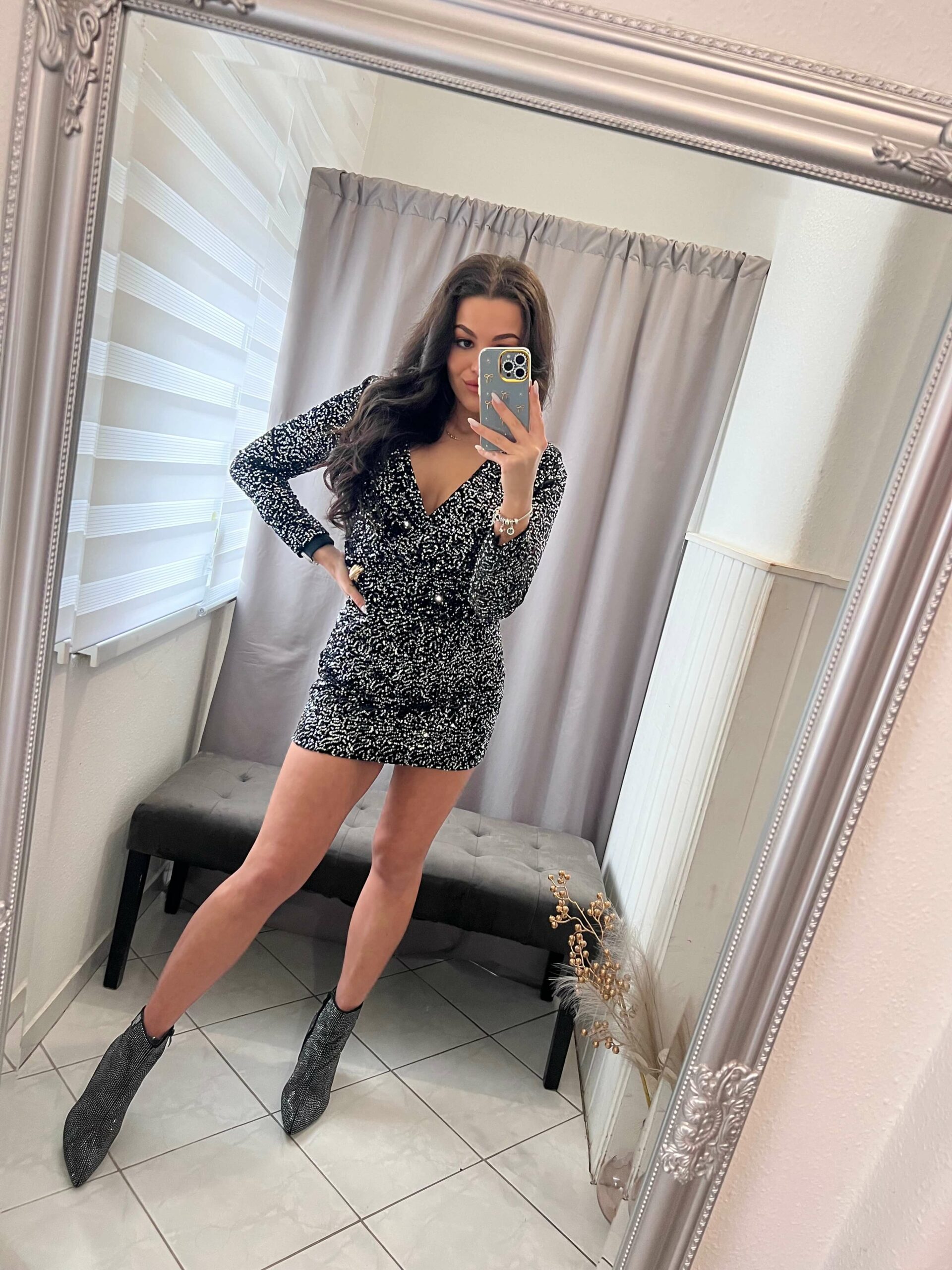 Illa kivágott ezüst flitteres ruha - Image 3