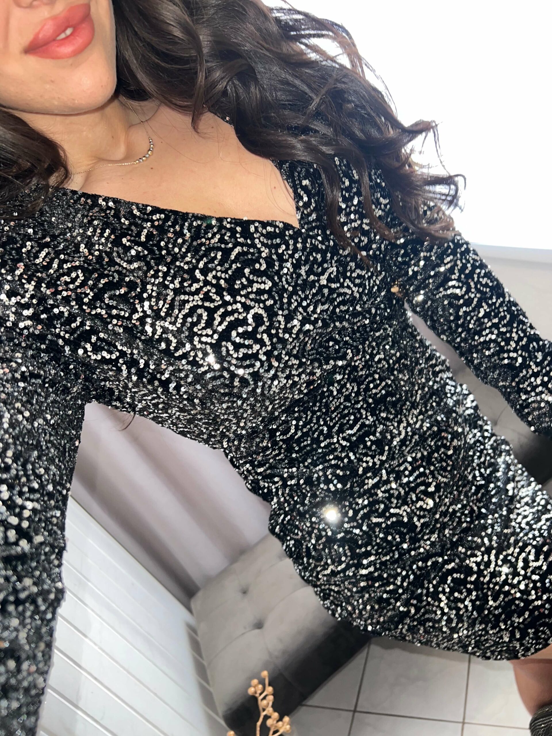 Illa kivágott ezüst flitteres ruha - Image 6