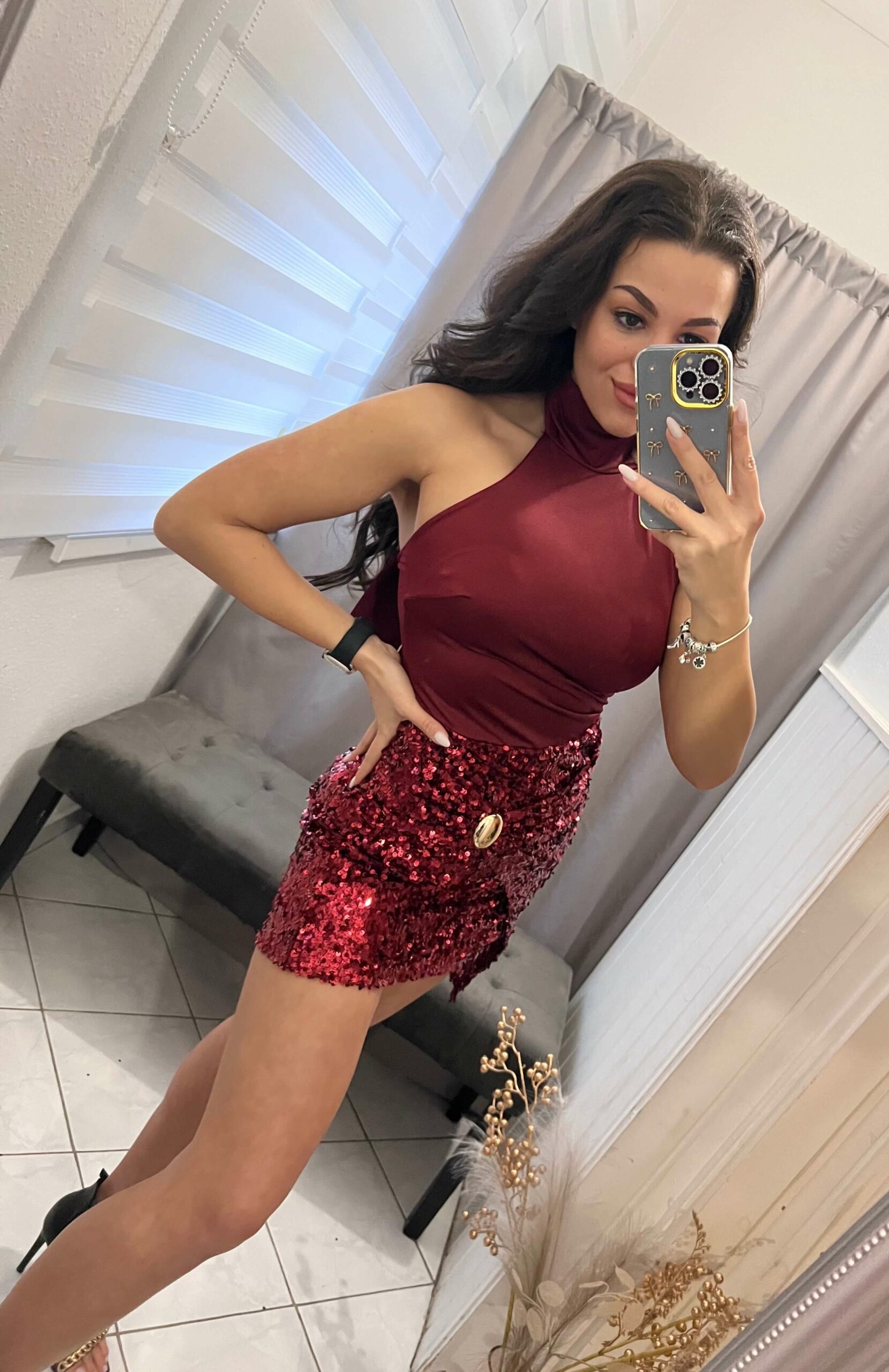 Zenna magasitott nyakú ujjatlan burgundi flitteres ruha - Image 4