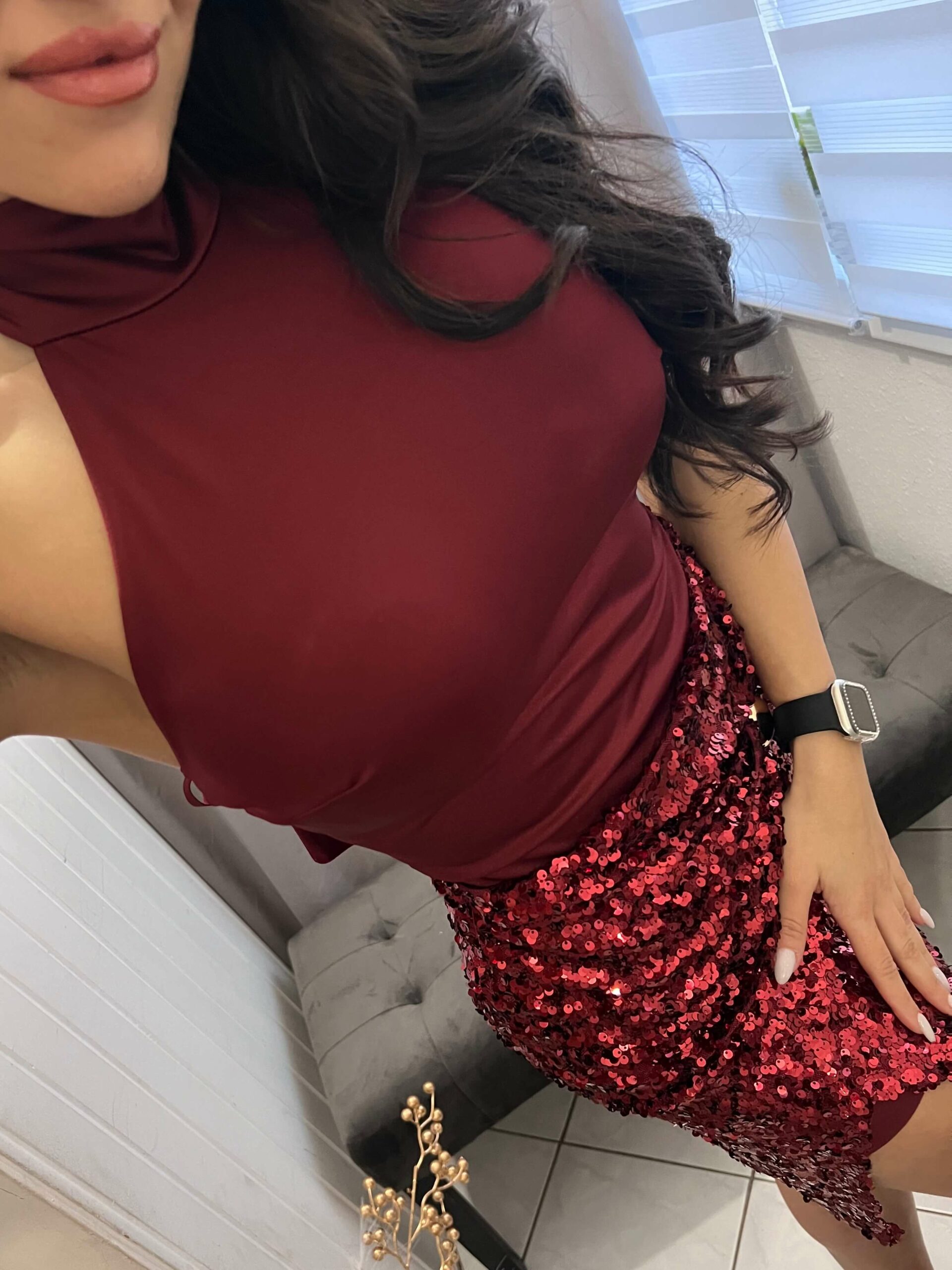 Zenna magasitott nyakú ujjatlan burgundi flitteres ruha - Image 5