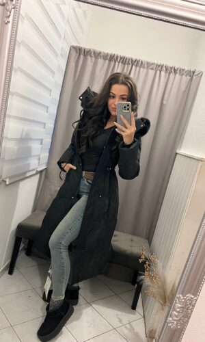 Dessa fekete derekán húzott maxi kabát