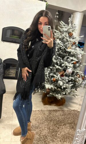 Dema kövezett fekete sál