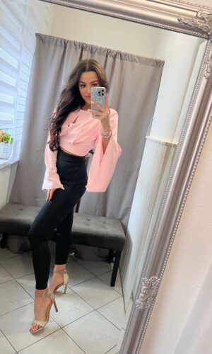 Ilen hátán nyitott bő ujjú púder felső