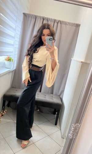 Ilen hátán nyitott bő ujjú bézs felső