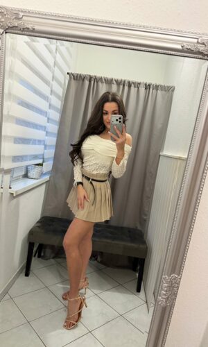 Mili ejtett vállú bézs csipke felső