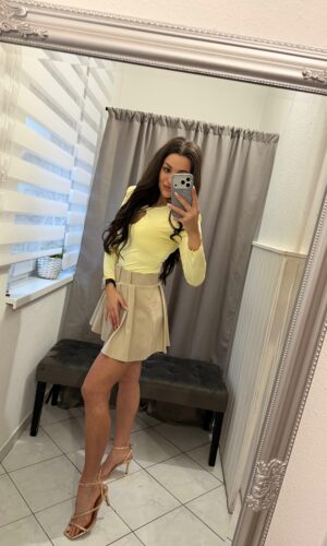 Tena középen nyitott sárga body