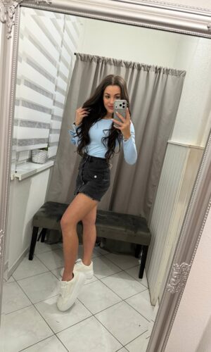 Lare masnival diszitett világoskék felső