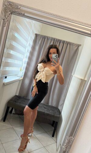 Dira alakformáló fekete szoknya