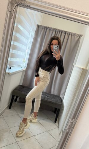 Felli garbós fekete alakformáló body