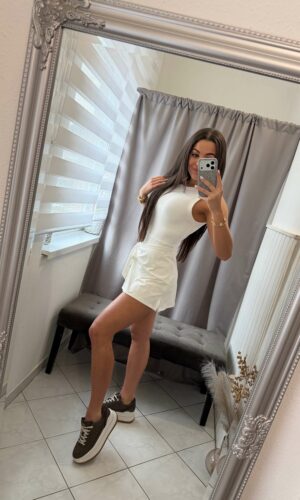 Terin ujjatlan szoknya nadrágos fehér overál