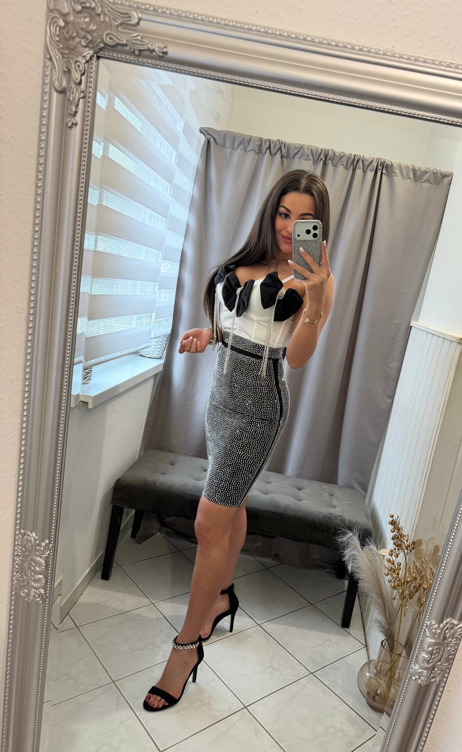 Neti fekete - fehér köves masnis felső