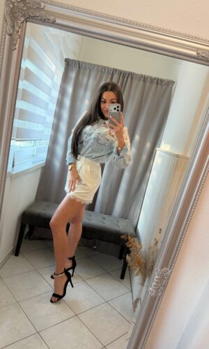 Dolen csipkével diszitett bézs rövid nadrág