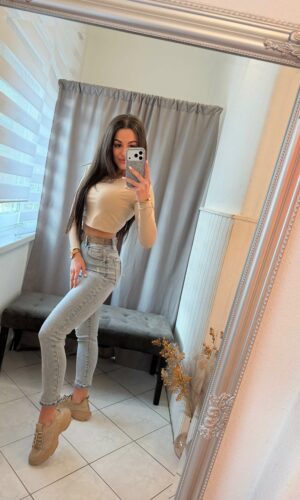 Mera világoskék mom-fit farmer nadrág övvel