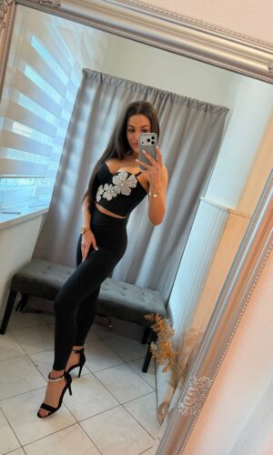 Neta köves diszitéses fekete felső