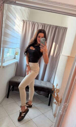 Mila fekete masnival diszitett felső