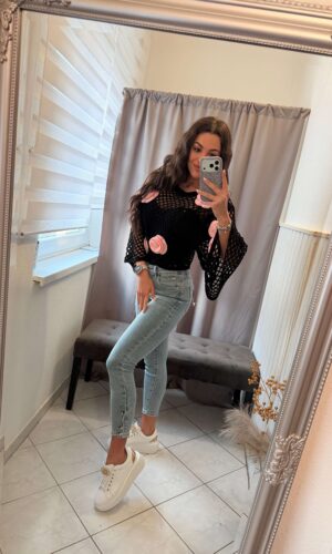 Kera fekete horgolt virág mintás felső