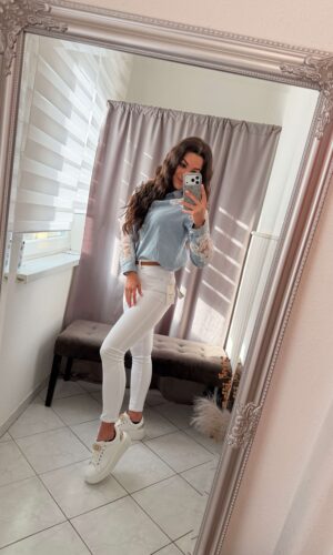 Dessa csipkés gyöngyökkel diszitett farmer ing