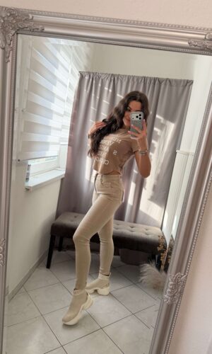 Lona feliratos oldalt nyitott barna rövid ujjú felső